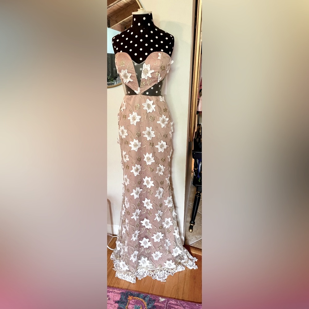 NWT M L’atiste by Amy Nude Floor Length Gown w Appliqué White and Gold Flowers